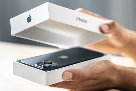 iPhone 16 dans sa boite Apple