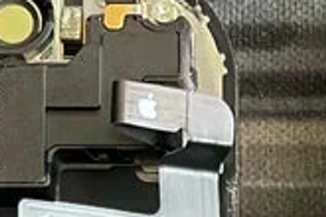 Détail agrandi : nappe de l’écran, logo Apple visible