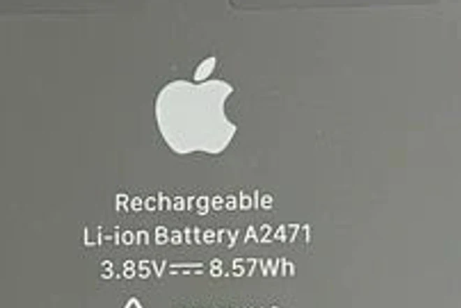 Détail agrandi : batterie apple, logo Apple visible