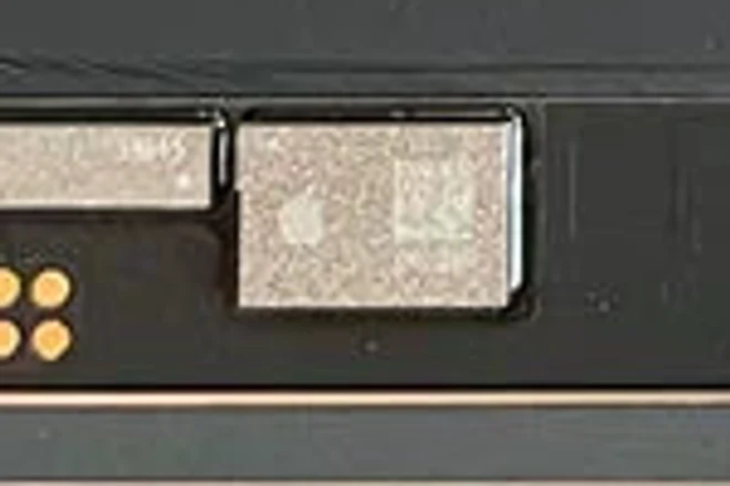 Détail agrandi : dalle de l’écran, logo Apple visible