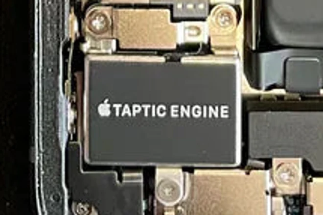 Détail agrandi : taptic engine, logo Apple visible